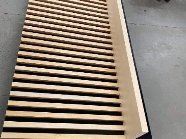Cloison autoporteuse sur plancher bois pour l'agencement d'un magasin