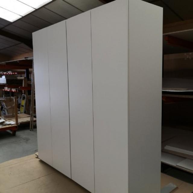 Fabrication d'un placard en mélaminé blanc avec porte automatique Win-Line 