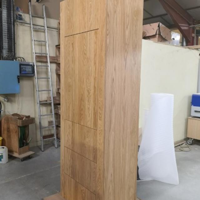 Fabrication d'un meuble vestiaire en chêne massif (3 plis) vernis incolore