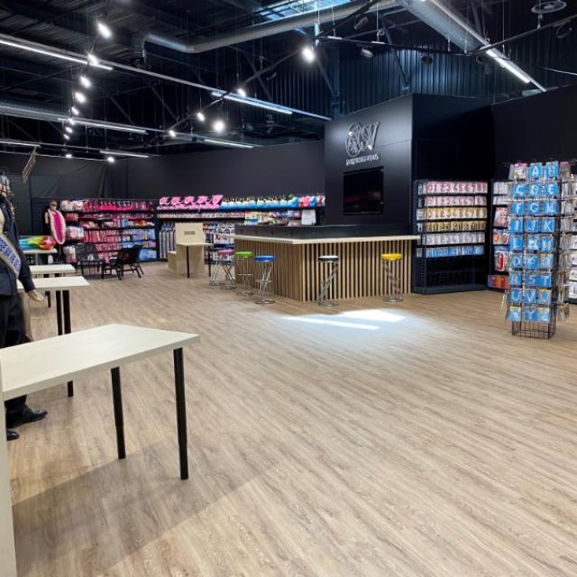 Cloison autoporteuse sur plancher bois pour l'agencement d'un magasin