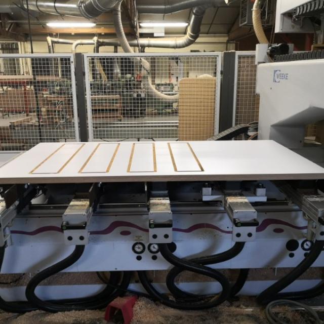 Fabrication de mobilier d'agencement pour un magasin d'optique par QMA .